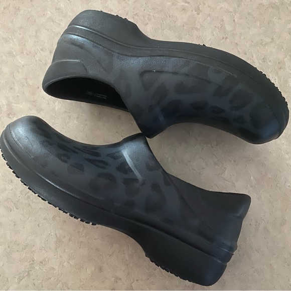 CROCS Womens Neria Pro II Graphic Clog - Picture 4 of 10